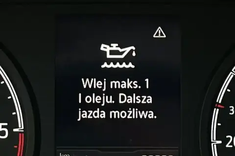 Kontrolka silnika z ikoną oleju i tekstem "Wlej maks. 1 l oleju. Dalsza jazda możliwa." - objawy za gęsty olej w silniku.
