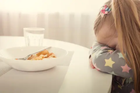 Smutna dziewczynka z ARFID co to? Nie chce jeść naleśników z talerza.