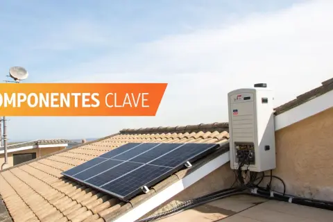 Componentes clave para saber como instalar una placa solar: paneles solares y un inversor en un tejado.