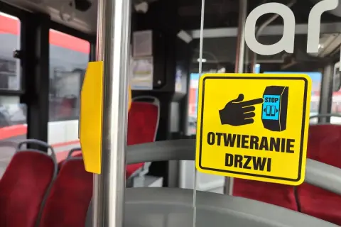 Jak otworzyć drzwi w autobusie - proste kroki, które musisz znać