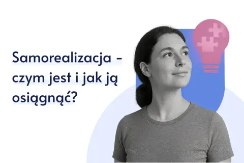 Kobieta patrzy w górę obok ikony żarówki z puzzlami.