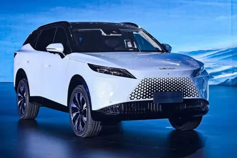 Biały OMODA 7 SUV z czarnym dachem i futurystycznym grillem. Poznaj jego imponujące omoda 7 wymiary.