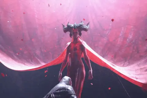 Lilith z Diablo 4, otoczona czerwoną tkaniną i płatkami, wznosi się nad klęczącą postacią.