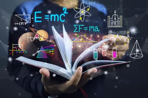 Otwarta księga z fizycznymi wzorami, planetami i atomami unoszącymi się nad nią.