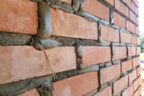 Jak długo schnie zaprawa cementowa? Czas schnięcia i czynniki wpływające