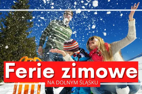 Rodzina rzuca śnieżkami podczas ferii zimowych na Dolnym Śląsku w 2026 roku.