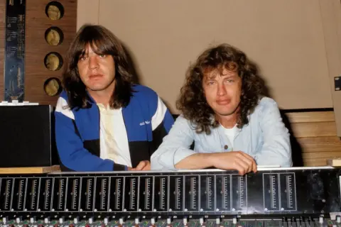 Malcolm Young und sein Bruder im Aufnahmestudio, umgeben von Technik.