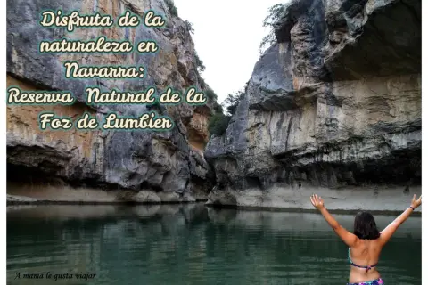 Una persona se baña en las aguas tranquilas de la Foz de Lumbier, rodeada de imponentes paredes rocosas. ¡Un lugar perfecto para disfrutar de la naturaleza en Navarra!