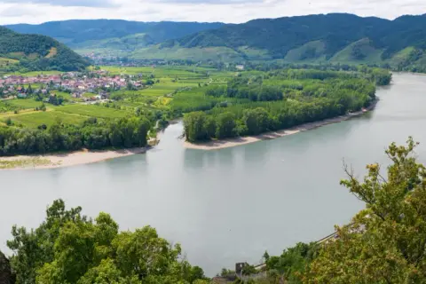 Malownicza dolina Wachau z rzeką Dunaj, winnicami i urokliwą wioską. Idealne miejsce, by zobaczyć piękno Austrii.