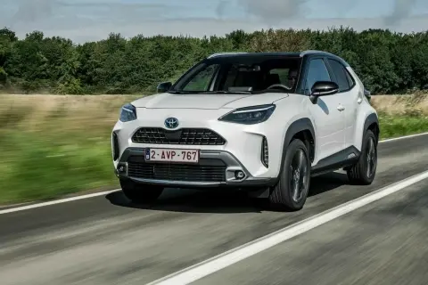 Biały Toyota Yaris Cross na drodze, idealny do miasta i na wakacje. Sprawdź nasze toyota yaris cross opinie!