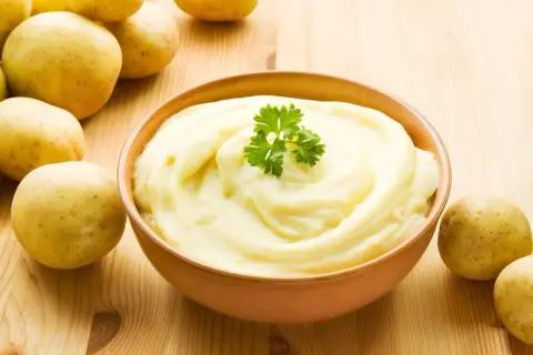 Pyszne, kremowe puree ziemniaczane, idealne do obiadu. Dowiedz się, jak zrobić puree krok po kroku.