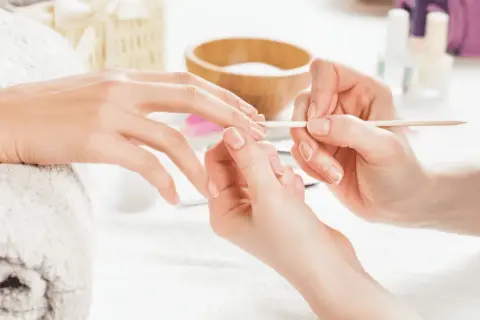 Delikatne dłonie podczas manicure tytanowego. Uważaj na uczulenie, wybieraj sprawdzone salony.