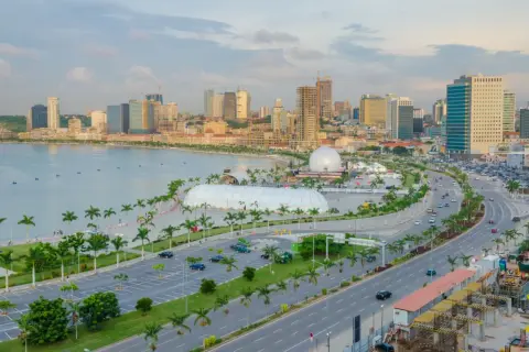 Luanda, stolica Angoli, z nowoczesnymi budynkami, palmami i zatoką.