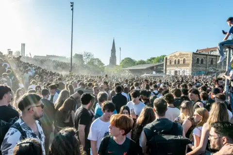 Große Menschenmenge bei einem Open-Air-Event in Berlin bei Sonnenschein.