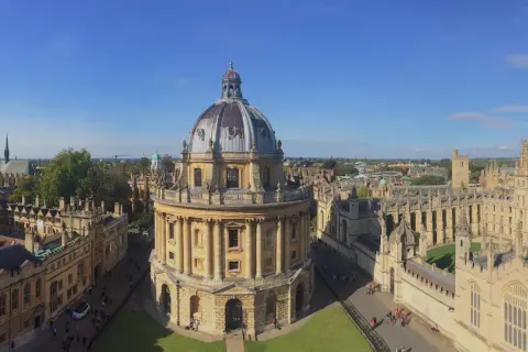 Widok na zabytkowe budynki Oxfordu z kopułą Radcliffe Camera. Zastanawiasz się, ile kosztuje Oxford?