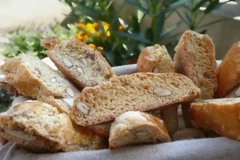 Délicieux cantuccini moelleux aux amandes, parfaits pour accompagner un café. Une recette facile à réaliser.