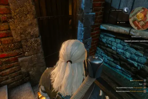 Geralt stoi przed drzwiami nawiedzonego domu w Wiedźminie 3. Czekają go mroczne sekrety i niebezpieczeństwa.