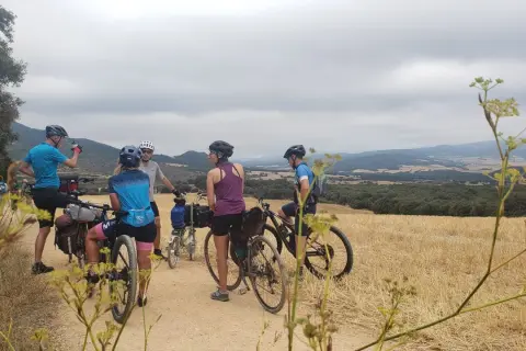 Ciclistas en ruta por el campo español, disfrutando de un paisaje de secano. Una aventura en la EuroVelo España.