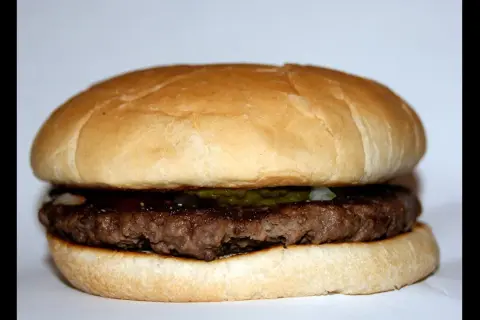 Jak zrobić hamburgery? Odkryj sekrety soczystego domowego burgera