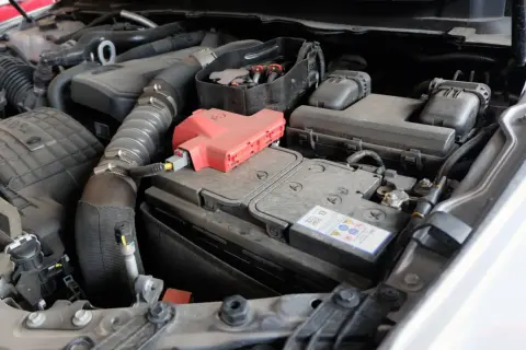 Compartimento del motor con batería visible. Para saber qué batería lleva tu coche, revisa la etiqueta de la batería actual o consulta el manual del vehículo.