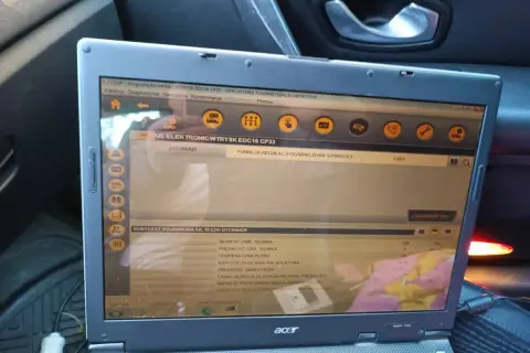 Diagnostyka Renault CLIP pokazuje błąd DTC P1525, wskazujący na problem z regulacją ograniczenia prędkości.