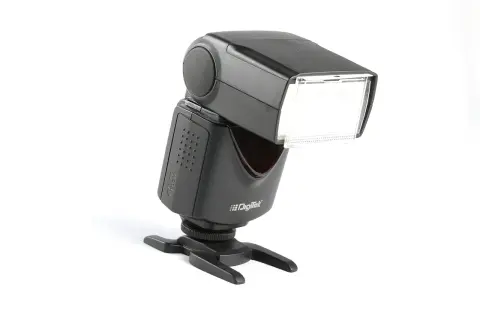 Czarna lampa błyskowa na statywie. Dowiedz się, jak używać lampy błyskowej, by uzyskać lepsze zdjęcia.
