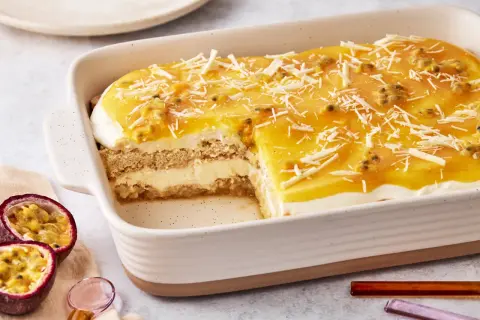 Ein cremiges Solero Tiramisu mit Maracuja-Gelee und Kokosraspeln, das auf der Zunge zergeht.