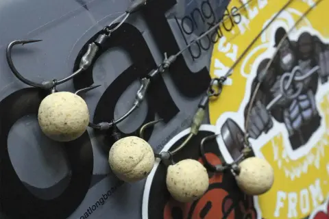 Ein **german rig** mit drei Boilies und scharfen Haken, bereit für den Ansitz.