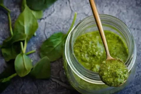 Pesto: z czego zrobić? Odkryj tanie i pyszne zamienniki!