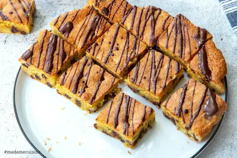 Saftige Blondies mit Schokostückchen, verziert mit Schokoladenglasur. Ein köstliches Rezept für Blondies, das jeden begeistert.