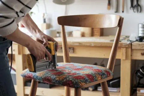 Jak obić krzesło? Odnów mebel i oszczędź poradnik DIY!