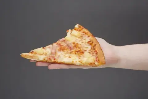 Ile kalorii ma kawałek pizzy? Sprawdź i jedz świadomie!