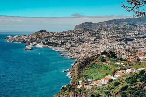 Widok na Funchal, stolicę Madery, z portem i oceanem.