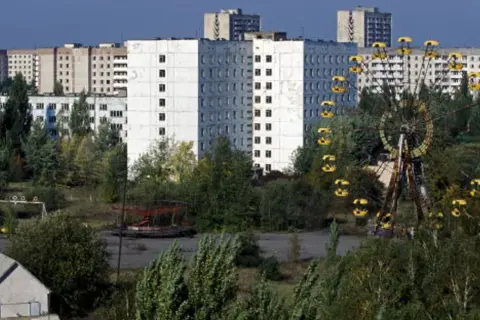 Opuszczony park rozrywki i bloki mieszkalne w strefie wykluczenia wokół czarnobylskiej elektrowni jądrowej.