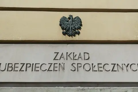 Znak orła i napis "ZAKŁAD UBEZPIECZEŃ SPOŁECZNYCH" na budynku.