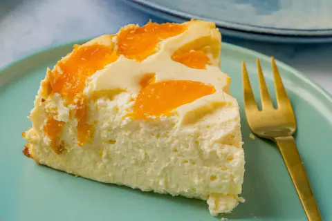 Ein Stück cremiger Quark Joghurt Kuchen mit Mandarinen, bereit zum Genießen. Ein schneller Genuss!