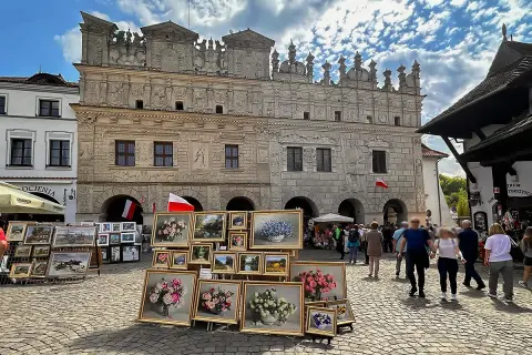 Rynek w Kazimierzu Dolnym, z pięknym renesansowym ratuszem i straganami pełnymi obrazów.