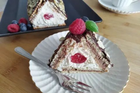 Pyszna chatka baby jagi z kremem, czekoladą i owocami, gotowa do zjedzenia.