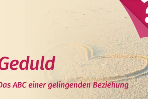 Ein Herz im Sand, das Wort "Geduld" und die Fragezeichen-Grafik symbolisieren die Geduld in der Liebe als Schlüssel zu einer glücklichen Beziehung.