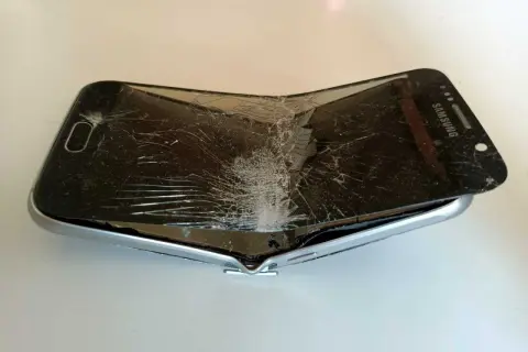 Zgięty i pęknięty ekran Samsunga. Trudne odzyskiwanie danych z uszkodzonego telefonu, ale możliwe.
