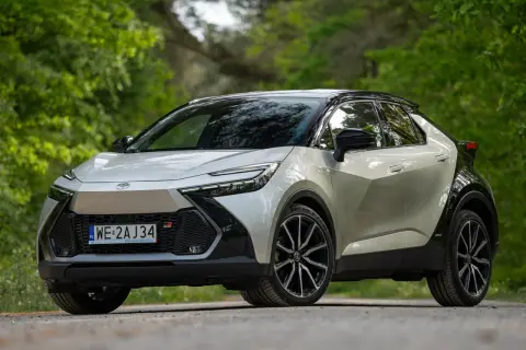 Nowe Toyota C-HR GR Sport. Czy warto? Sprawdź nasze opinie o tym stylowym hybrydowym SUV-ie.