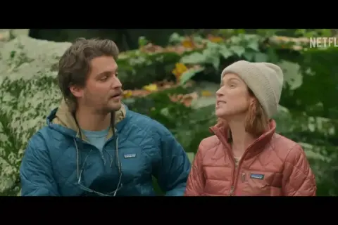 Ein Mann und eine Frau in Daunenjacken unterhalten sich im Freien. Sie sind Teil der Filme und Serien von Gus Birney.