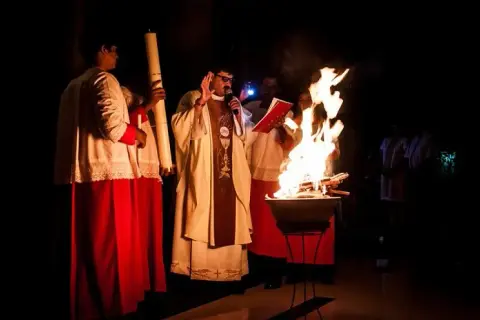 Symbolika świec na ołtarzu: co oznaczają i dlaczego są tak ważne w liturgii