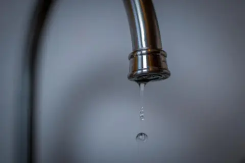 Tropfender Wasserhahn, ein Symbol für den durchschnittlichen Wasserverbrauch von 2 Personen.