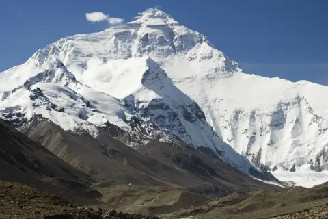 Majestatyczny, ośnieżony szczyt Mount Everest w Himalajach, na granicy Nepalu i Chin.