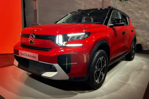 Nowy Citroen C3 Aircross w czerwieni, z nowoczesnymi światłami LED. Sprawdź atrakcyjną citroen c3 aircross cena.