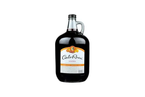 Butelka Carlo Rossi Sangria z uchwytem i etykietą.