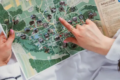 Planując ferie zimowe 2026 mazowieckie, odkrywam mapę Nałęczowa z historycznymi miejscami.