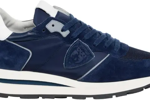 Sneakers Philippe Model uomo blu navy in camoscio e nylon, con logo a scudo sul lato. Stile sportivo e moderno.