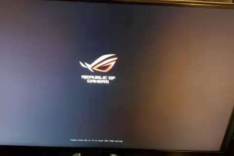Logo ROG "Republic of Gamers" y mensaje "Press DEL or F2 to enter UEFI BIOS setting". La tecla ASUS BIOS es F2.